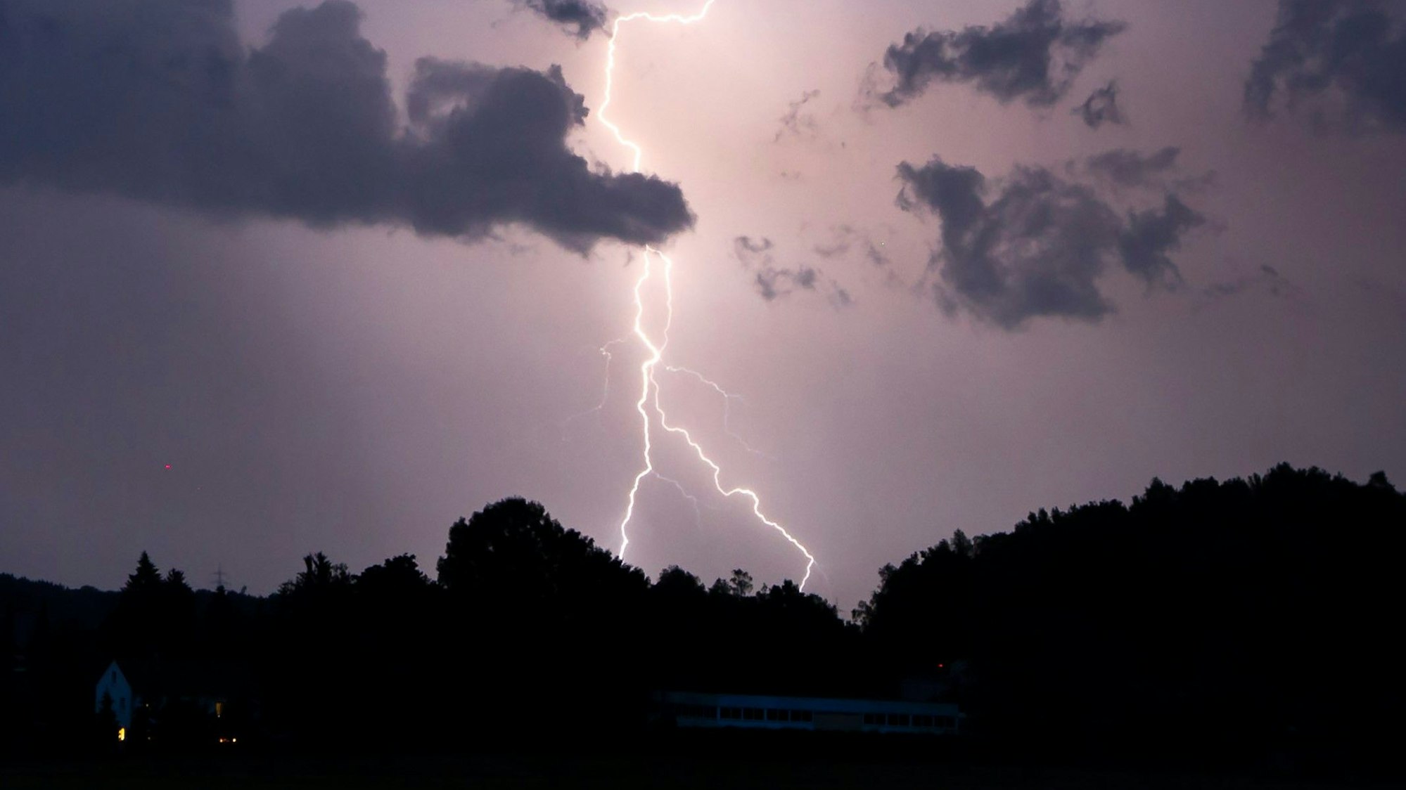 Ein Blitzeinschlag in Bayern. In Kolumbien wurde Radprofi Samuel Cabrera von einem Blitz getroffen und tödlich verletzt.