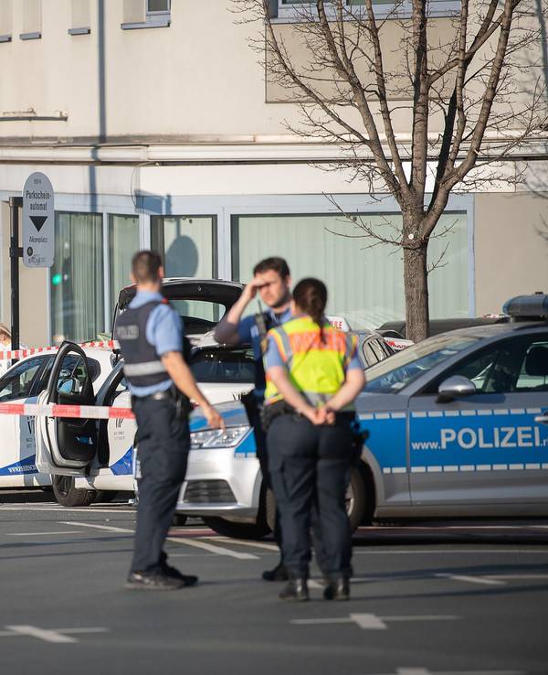 Polizeibeamte arbeiten nach einem Polizeieinsatz am Aliceplatz