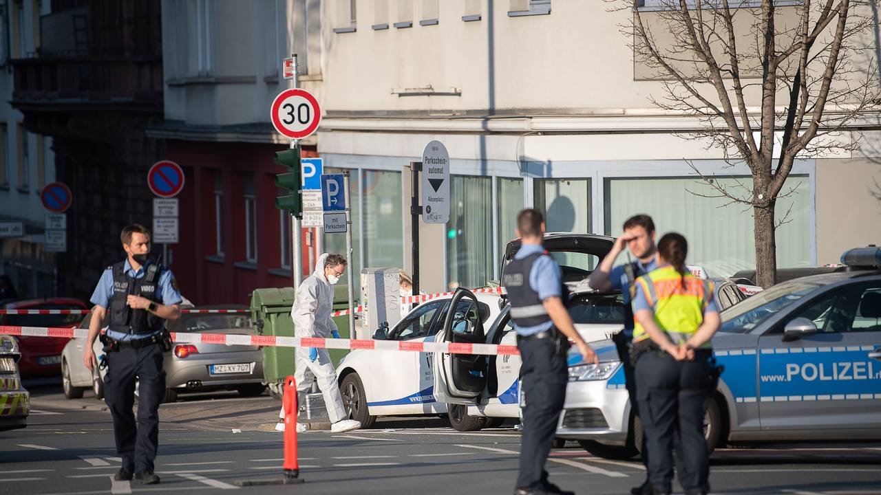 Polizeibeamte arbeiten nach einem Polizeieinsatz am Aliceplatz