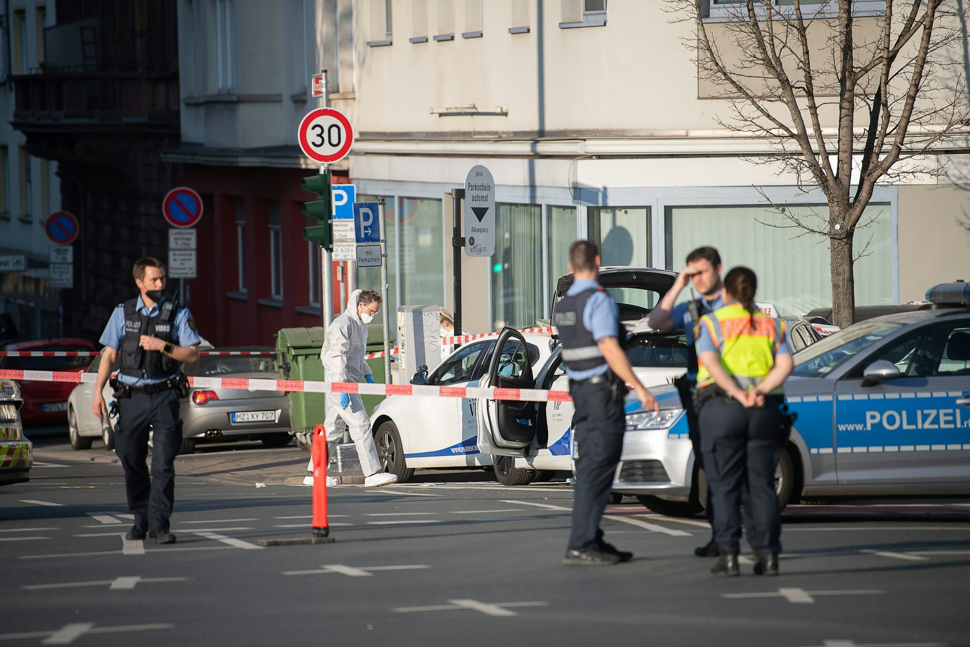 Polizeibeamte arbeiten nach einem Polizeieinsatz am Aliceplatz