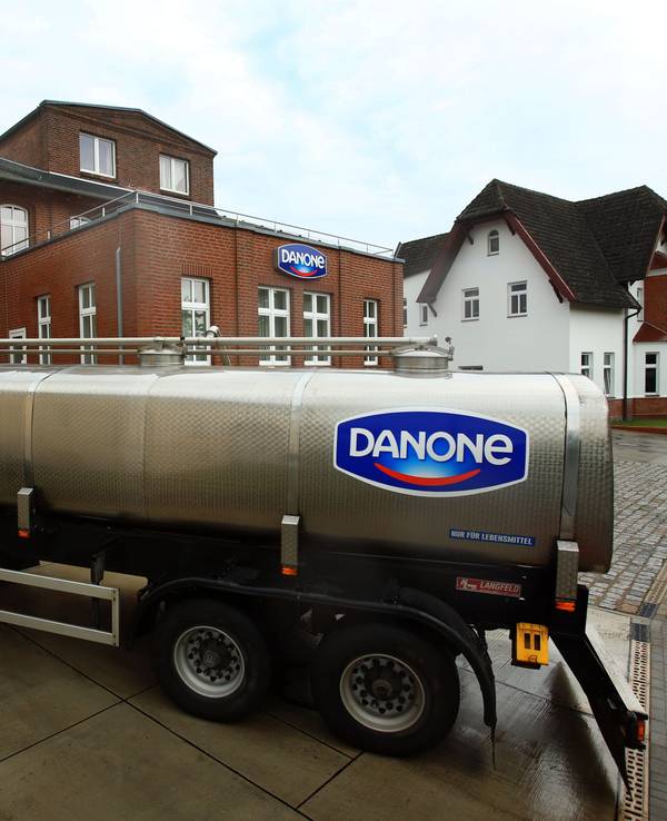 Danone droht in Spanien ein Produktionsstillstand. Grund sind Proteste von Lastwagenfahrern. Ein Milchlaster steht auf unserem Archivbild am 11.06.2014 vor einer Molkerei des französischen Konzerns Danone in Hagenow (Mecklenburg-Vorpommern).