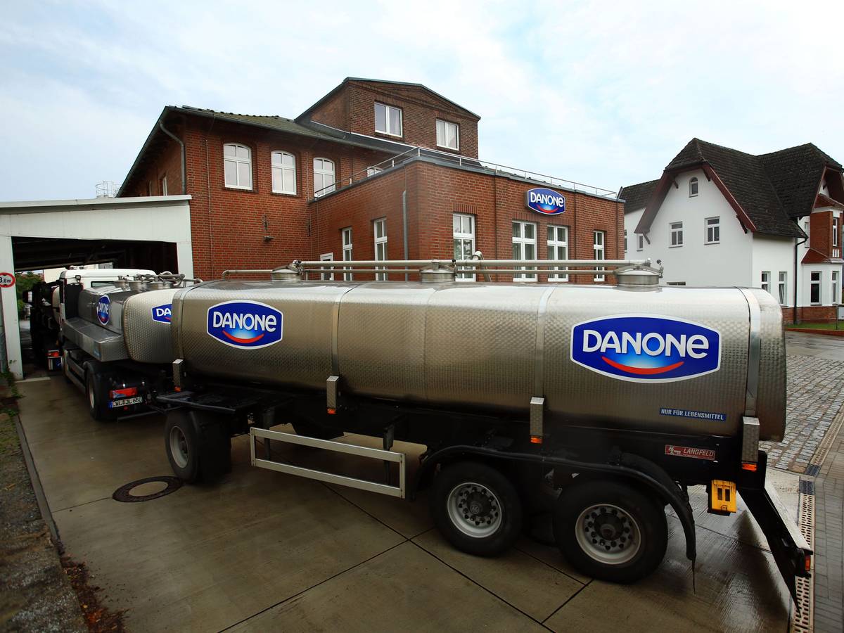 Danone droht in Spanien ein Produktionsstillstand. Grund sind Proteste von Lastwagenfahrern. Ein Milchlaster steht auf unserem Archivbild am 11.06.2014 vor einer Molkerei des französischen Konzerns Danone in Hagenow (Mecklenburg-Vorpommern).