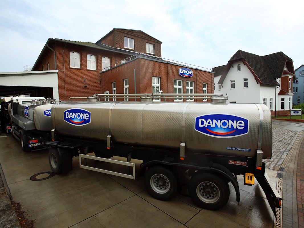 Danone droht in Spanien ein Produktionsstillstand. Grund sind Proteste von Lastwagenfahrern. Ein Milchlaster steht auf unserem Archivbild am 11.06.2014 vor einer Molkerei des französischen Konzerns Danone in Hagenow (Mecklenburg-Vorpommern).