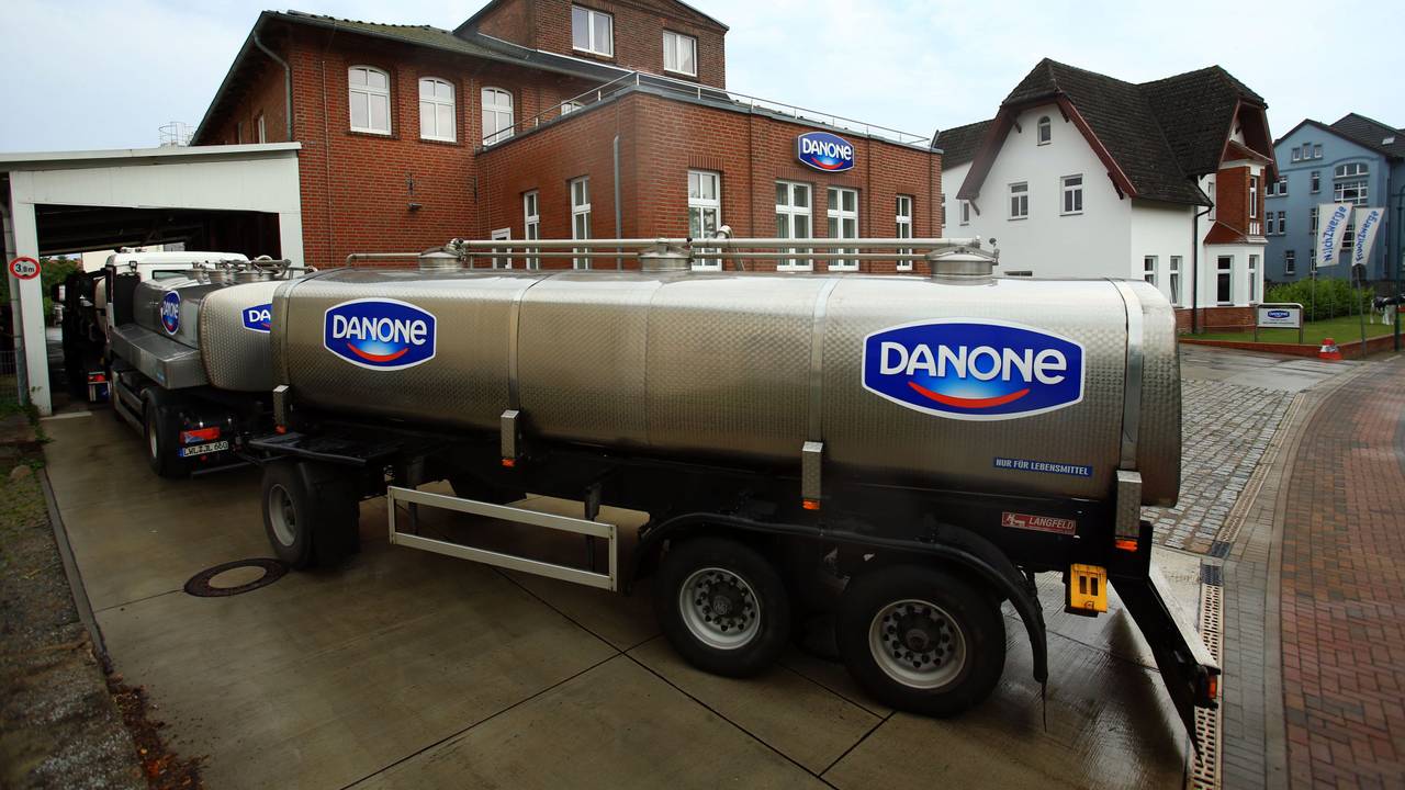Danone droht in Spanien ein Produktionsstillstand. Grund sind Proteste von Lastwagenfahrern. Ein Milchlaster steht auf unserem Archivbild am 11.06.2014 vor einer Molkerei des französischen Konzerns Danone in Hagenow (Mecklenburg-Vorpommern).