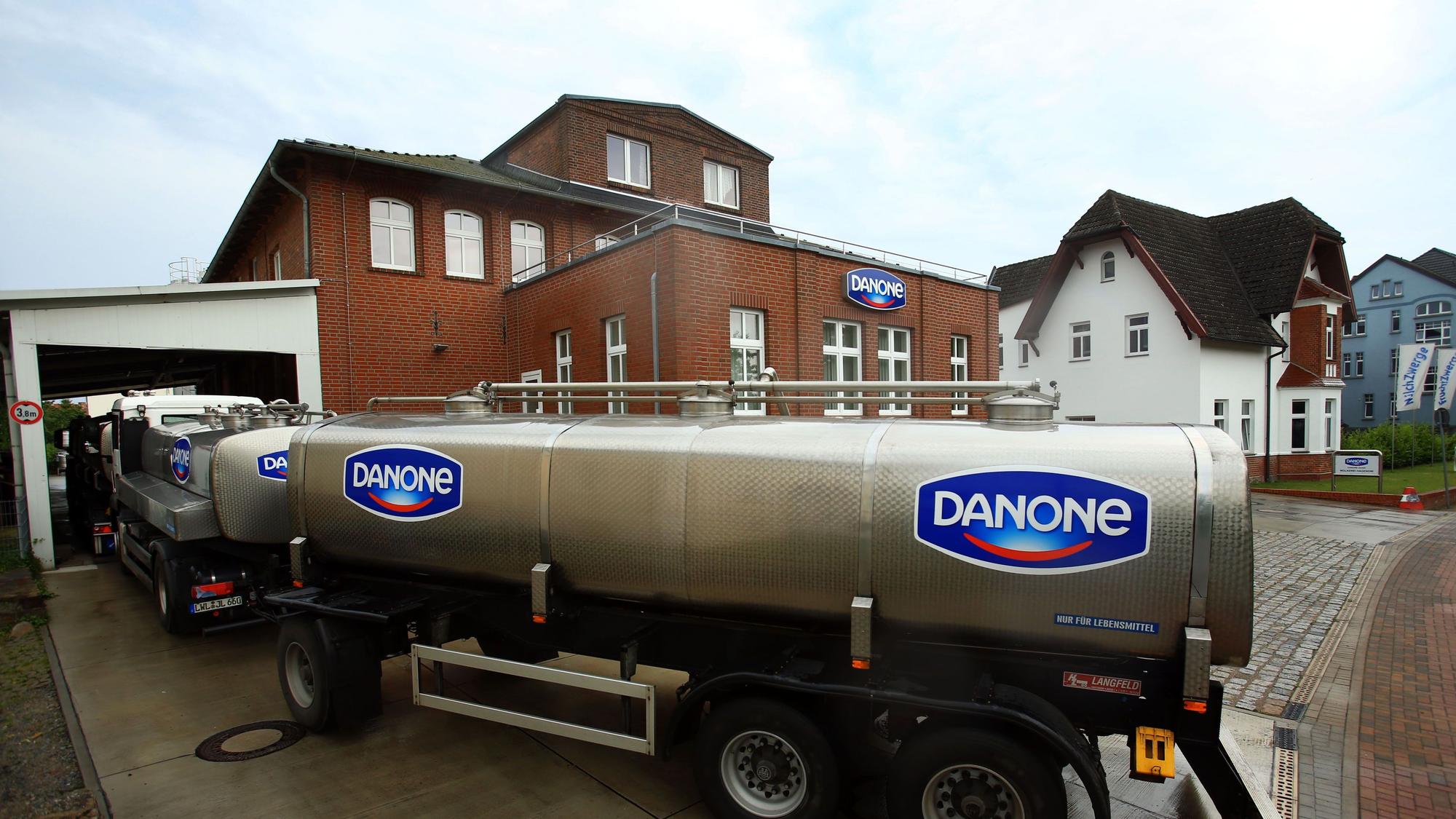 Danone droht in Spanien ein Produktionsstillstand. Grund sind Proteste von Lastwagenfahrern. Ein Milchlaster steht auf unserem Archivbild am 11.06.2014 vor einer Molkerei des französischen Konzerns Danone in Hagenow (Mecklenburg-Vorpommern).