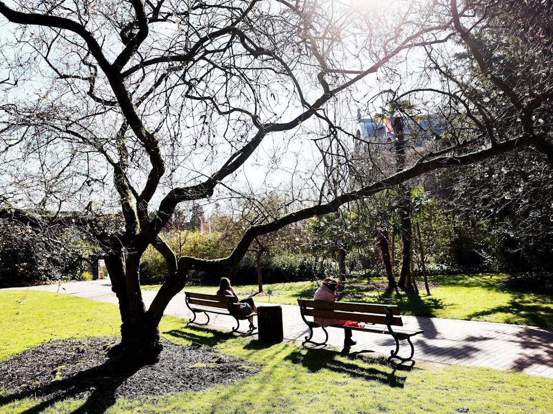Zwei Frauen sitzen in der Flora in der Sonne. Heiter bis sonnig wird das Wetter in Nordrhein-Westfalen am Wochenende.