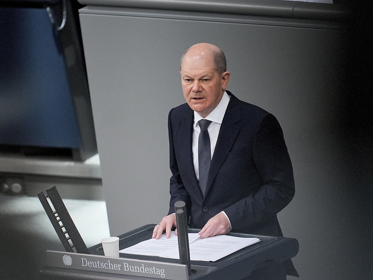 Bundeskanzler Olaf Scholz (SPD), spricht in der Generaldebatte im Plenum im Bundestag. In der Haushaltswoche wird das Haushaltsgesetz 2022, und der Finanzplan des Bundes 2021 - 2025 in der ersten Lesung debattiert.
