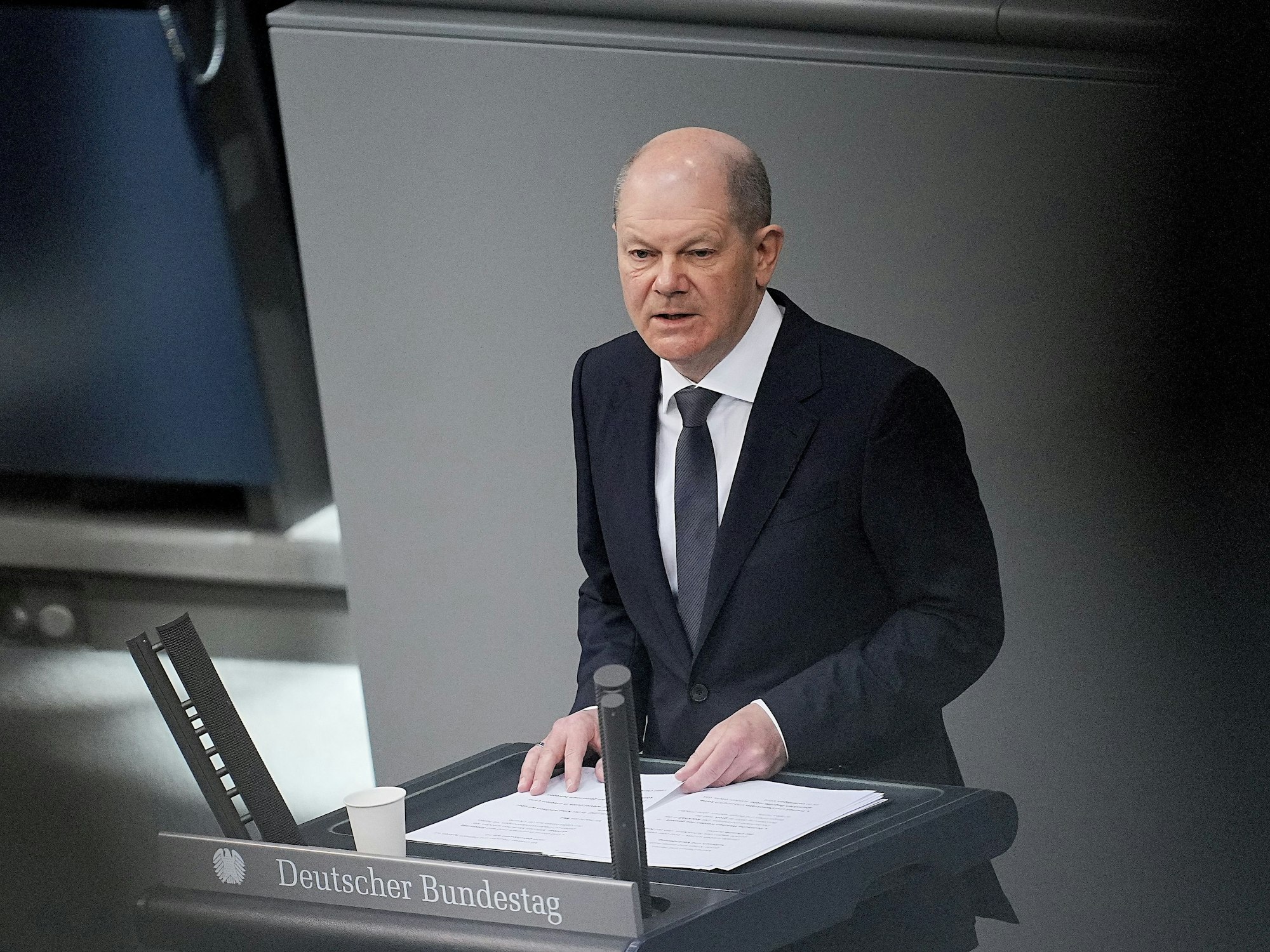 Bundeskanzler Olaf Scholz (SPD), spricht in der Generaldebatte im Plenum im Bundestag. In der Haushaltswoche wird das Haushaltsgesetz 2022, und der Finanzplan des Bundes 2021 - 2025 in der ersten Lesung debattiert.