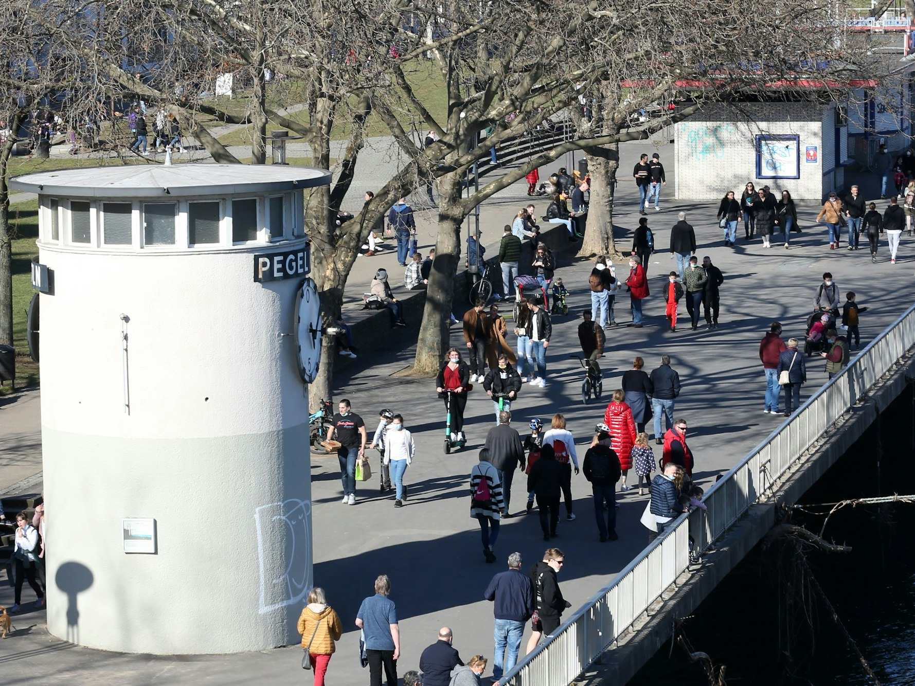 21.02.2021
Köln 
Reportage: 1.frühlingshaftes Wochenende  in Köln
Volle Rheinpromenade in der Kölner Altstadt 
Foto: Martina Goyert