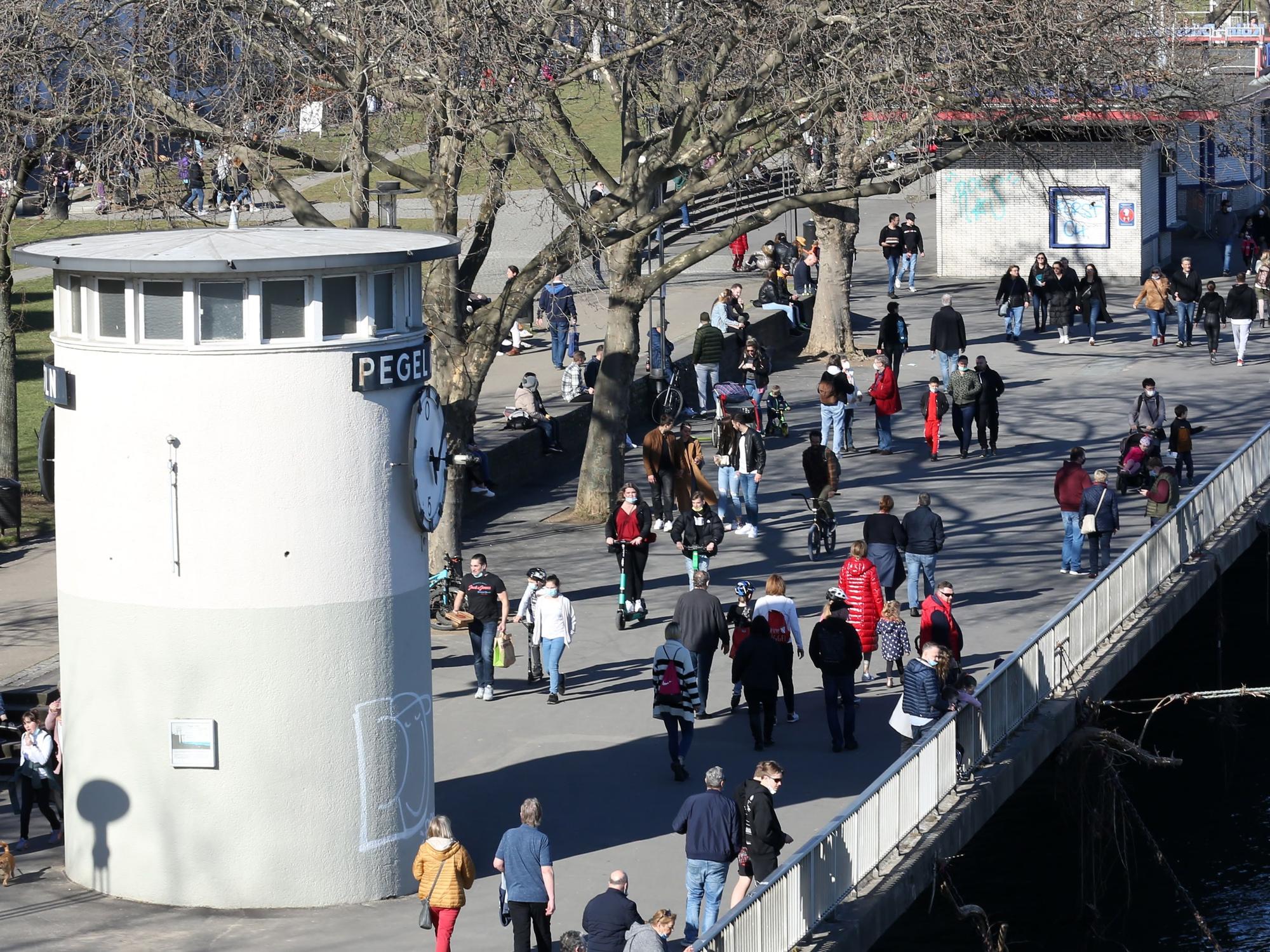21.02.2021
Köln
Reportage: 1.frühlingshaftes Wochenende in Köln
Volle Rheinpromenade in der Kölner Altstadt
Foto: Martina Goyert