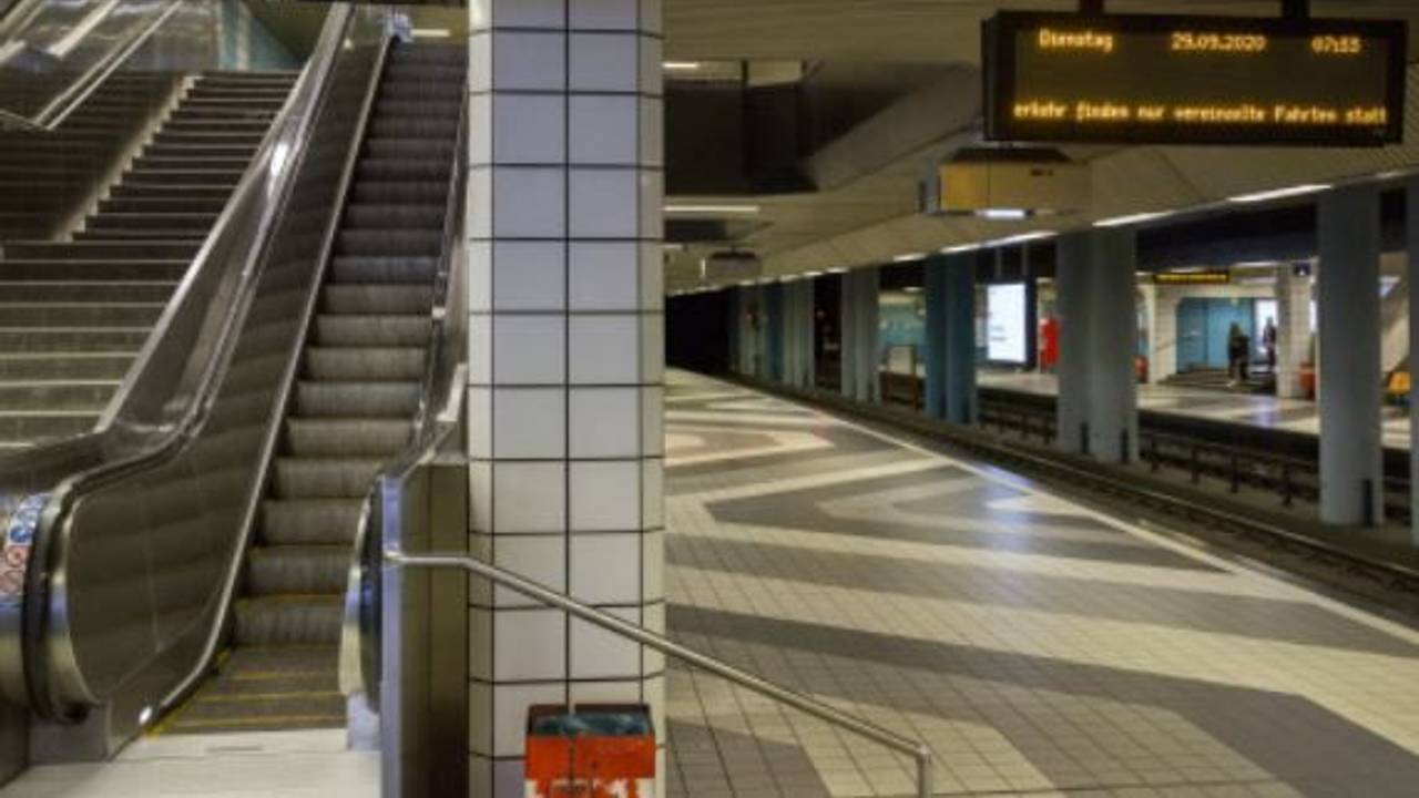 Die KVB-Haltestelle am Rudolfplatz (29. September 2020). Auf der Zwischenebene wurde ein 28-jähriger Kölner mit einem „Totschläger“ verletzt.