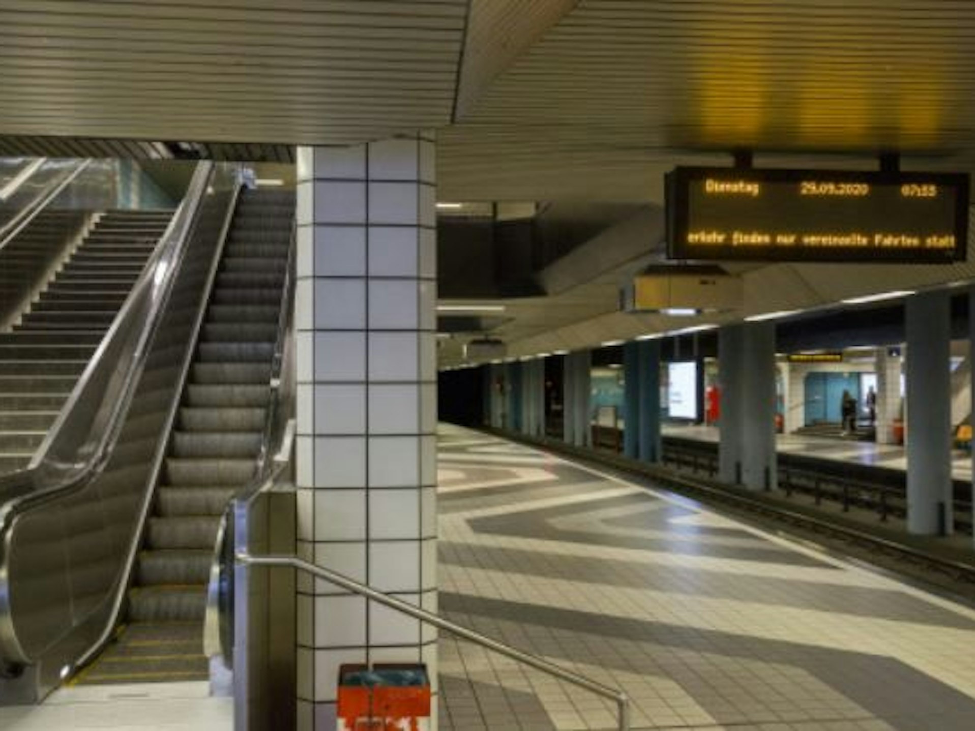 Die KVB-Haltestelle am Rudolfplatz (29. September 2020). Auf der Zwischenebene wurde ein 28-jähriger Kölner mit einem „Totschläger“ verletzt.