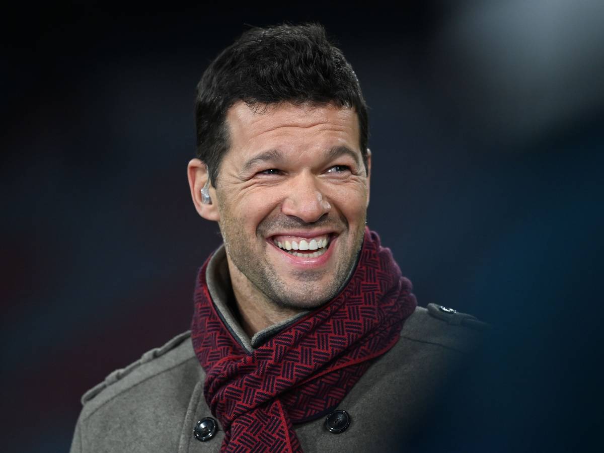 Michael Ballack lacht.