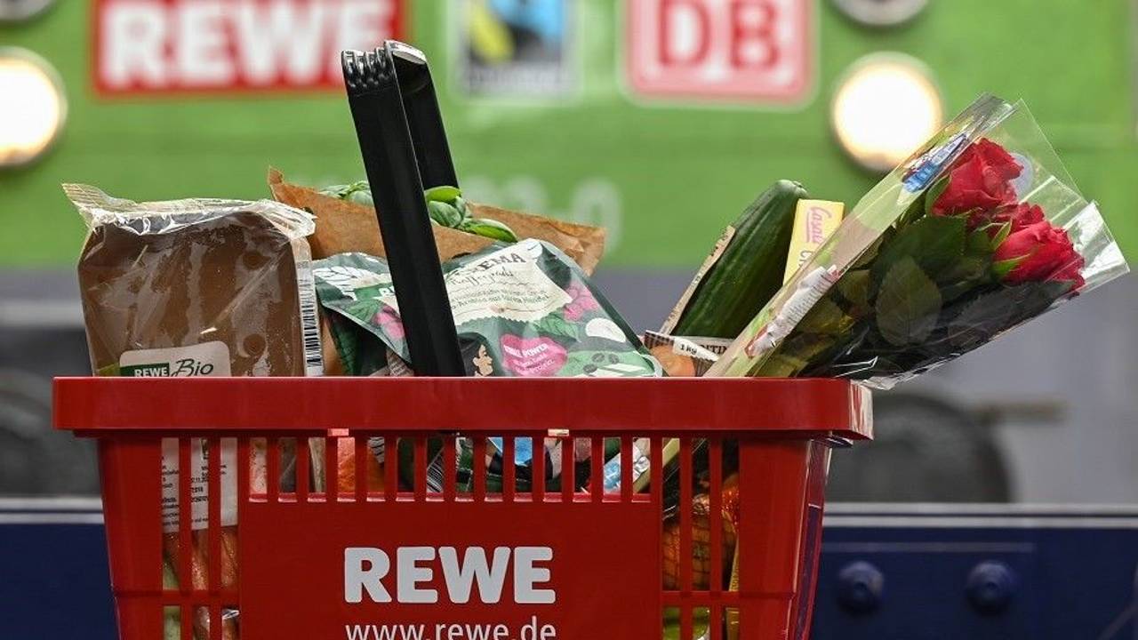 Rewe ruft aktuell ein Lebensmittel zurück. Das Käse-Produkt enthält eine giftige Chemikalie.