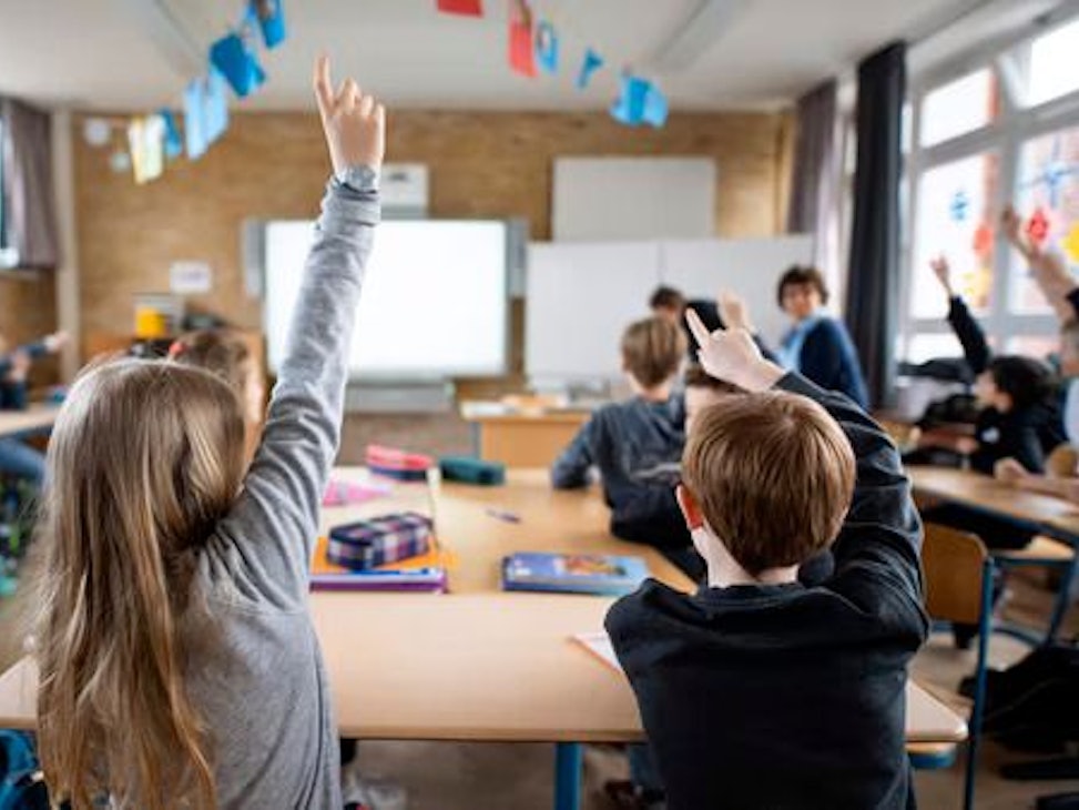 Kinder in einer Schulklasse.
