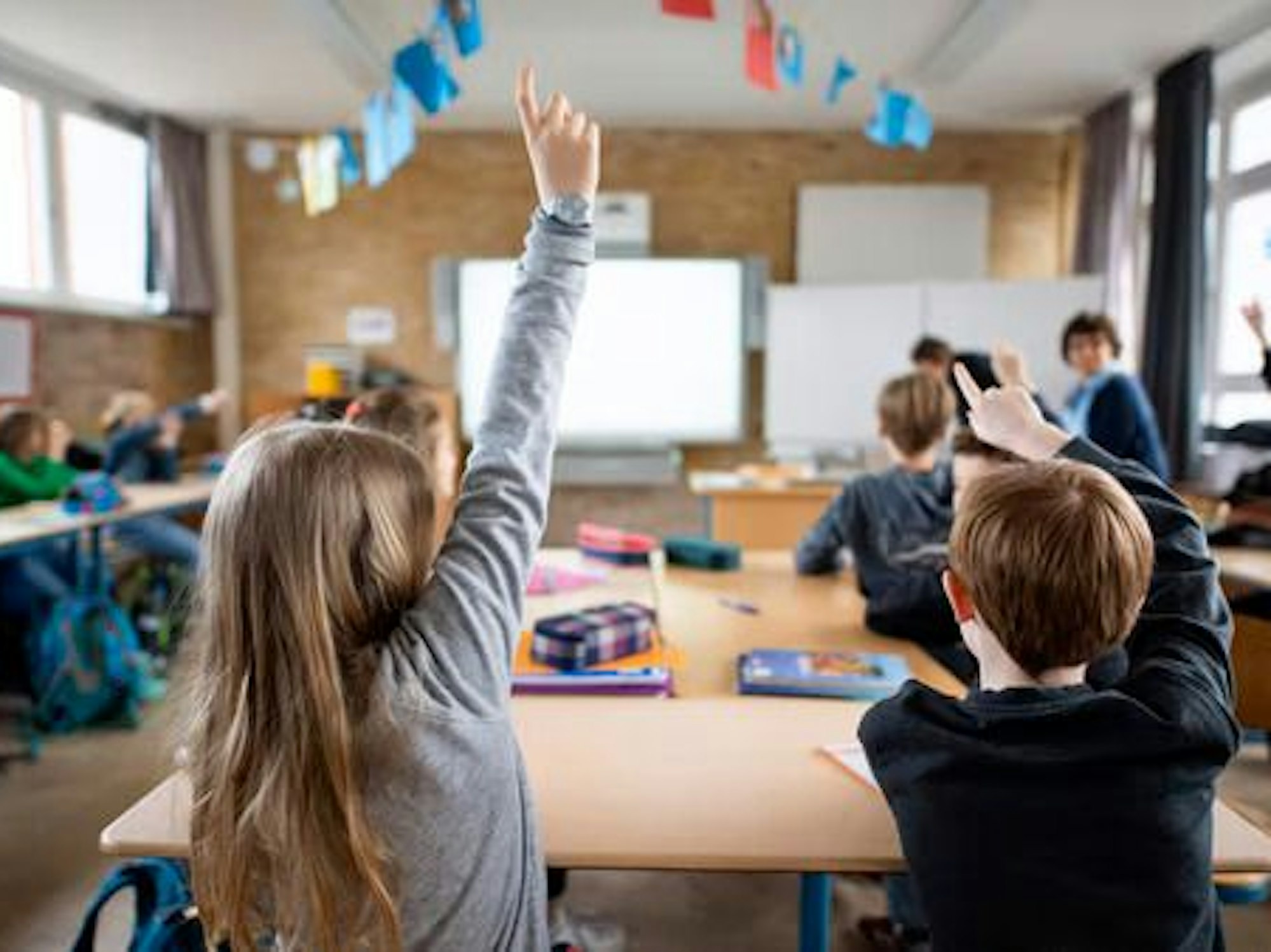 Kinder in einer Schulklasse.