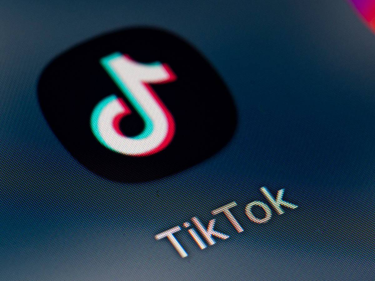 Auf dem Bildschirm eines Smartphones sieht man das Icon der App TikTok.
