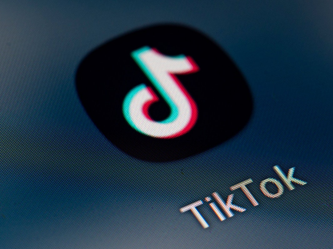 Auf dem Bildschirm eines Smartphones sieht man das Icon der App TikTok.