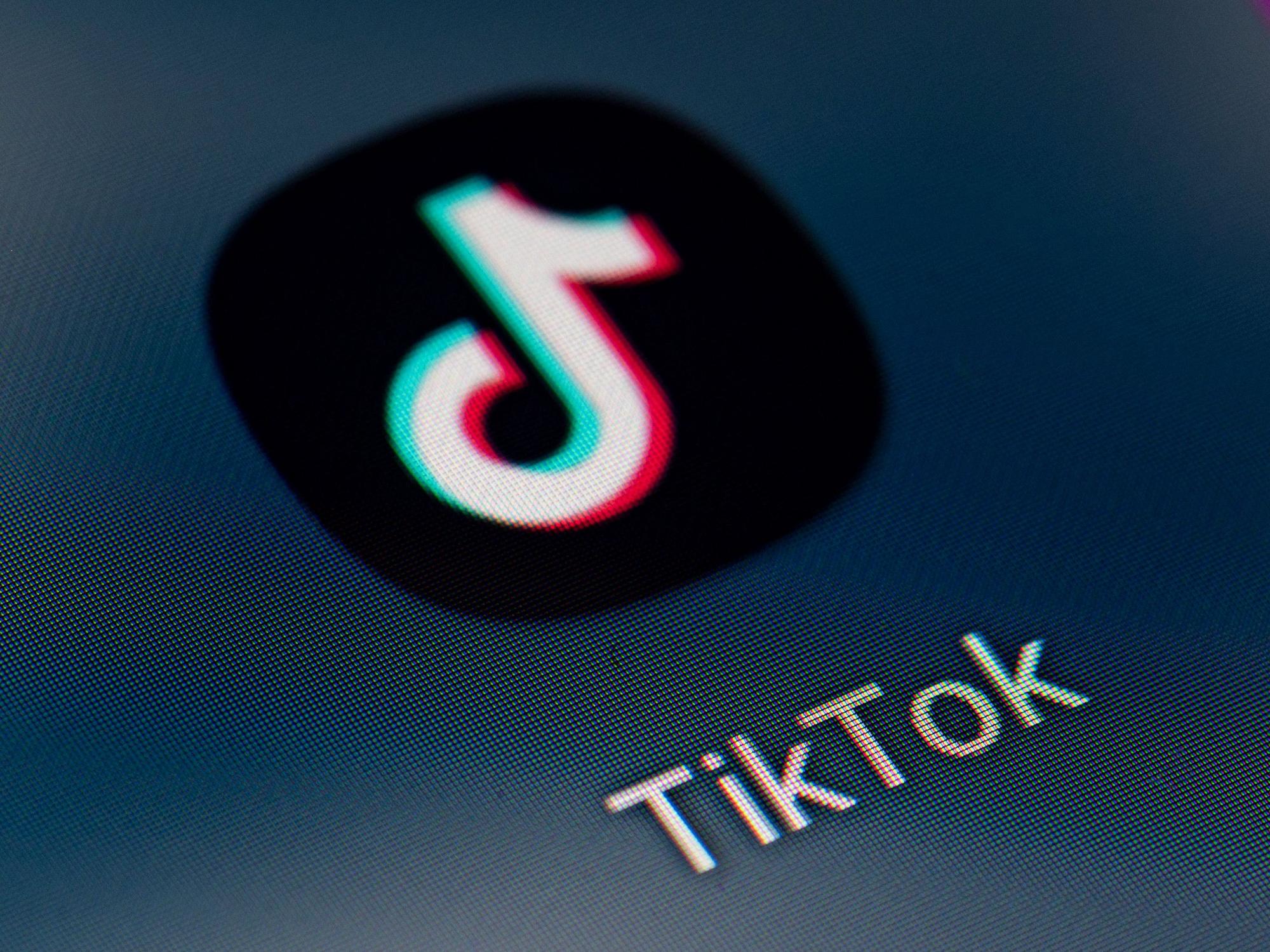Auf dem Bildschirm eines Smartphones sieht man das Icon der App TikTok.