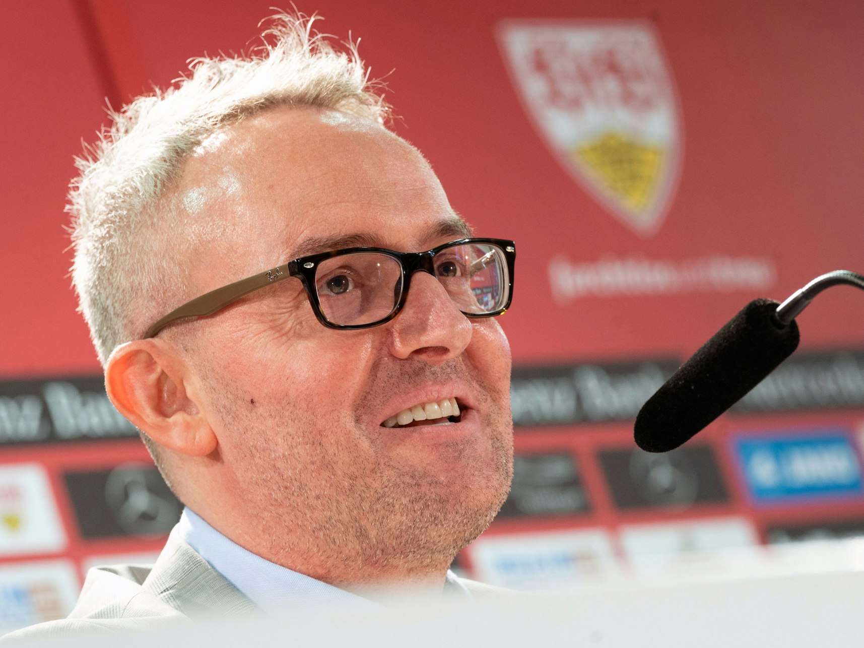 Alexander Wehrle spricht auf seiner ersten Pressekonferenz als Vorstandsvorsitzender des VfB Stuttgart.