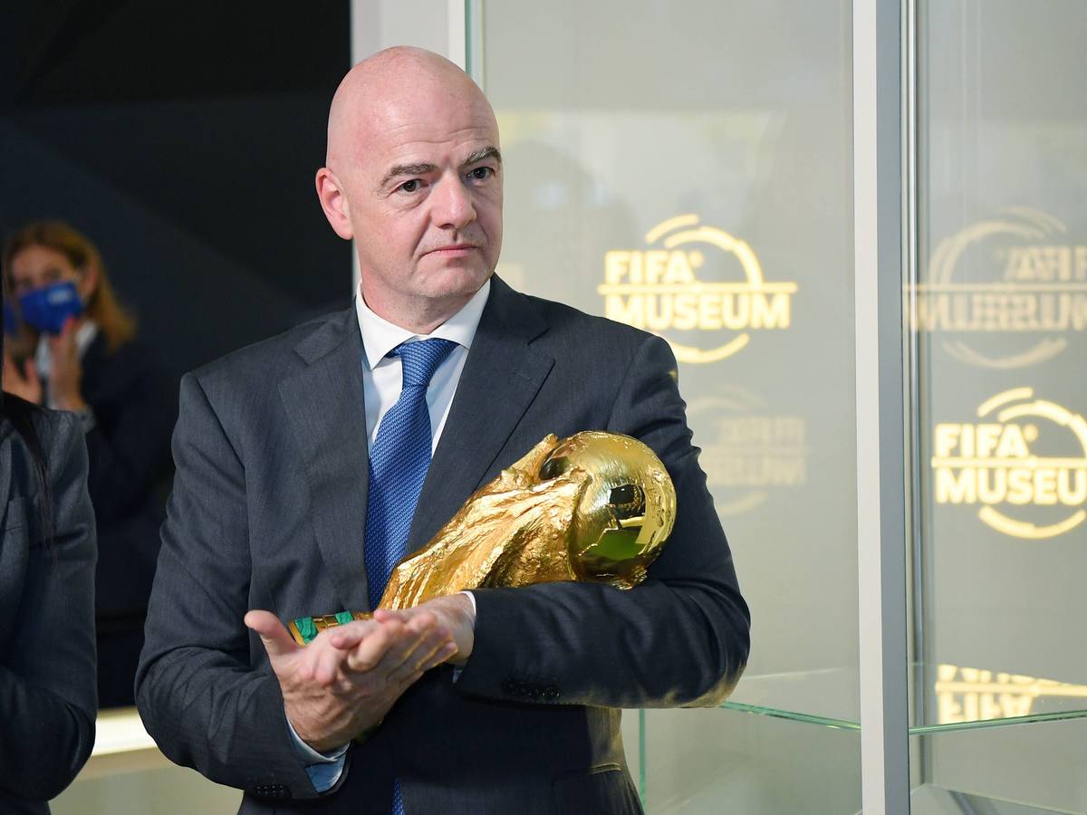 FIFA-Präsident Gianni Infantino steht im Fußball-Museum Zürich