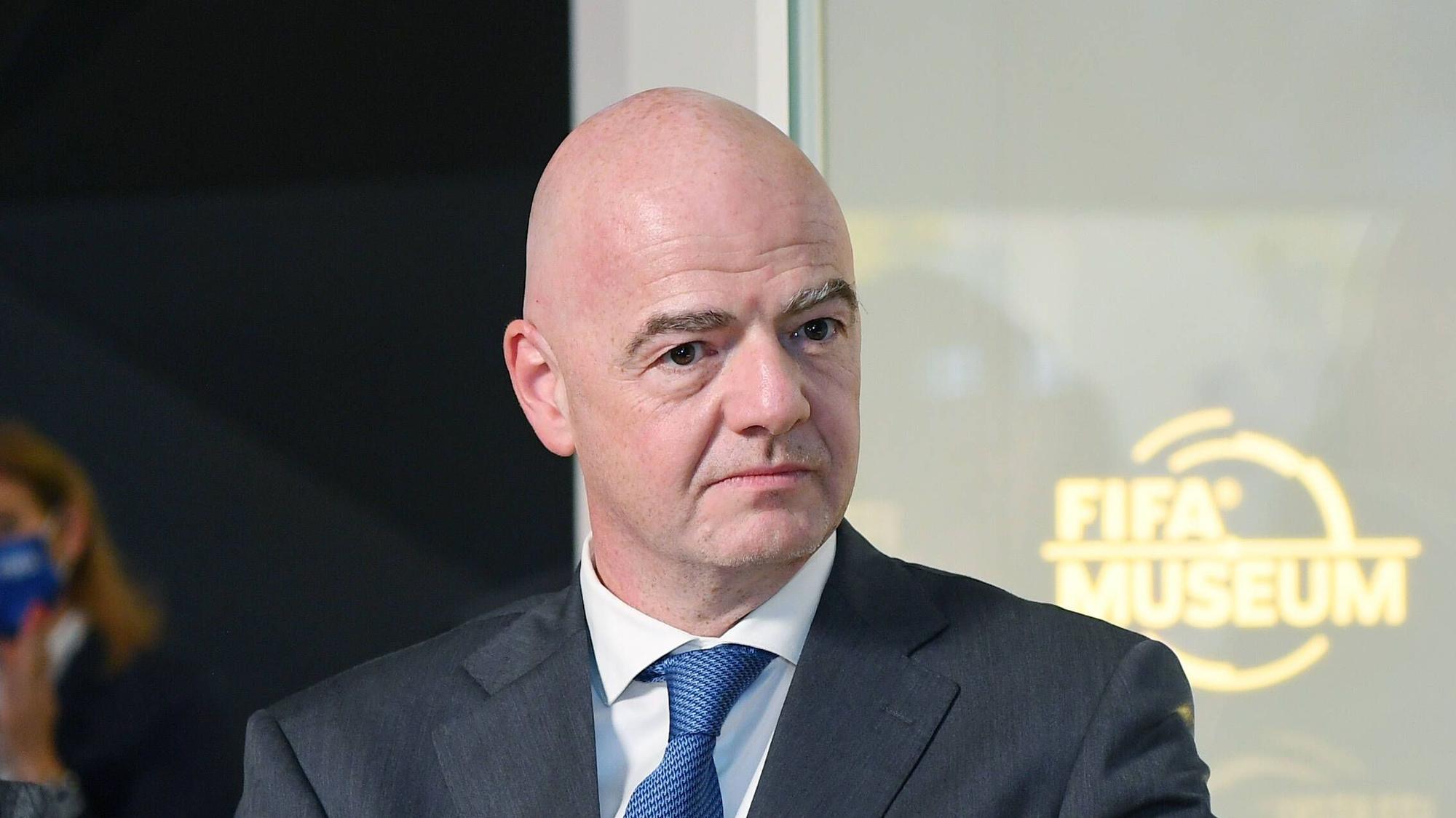 FIFA-Präsident Gianni Infantino steht im Fußball-Museum Zürich