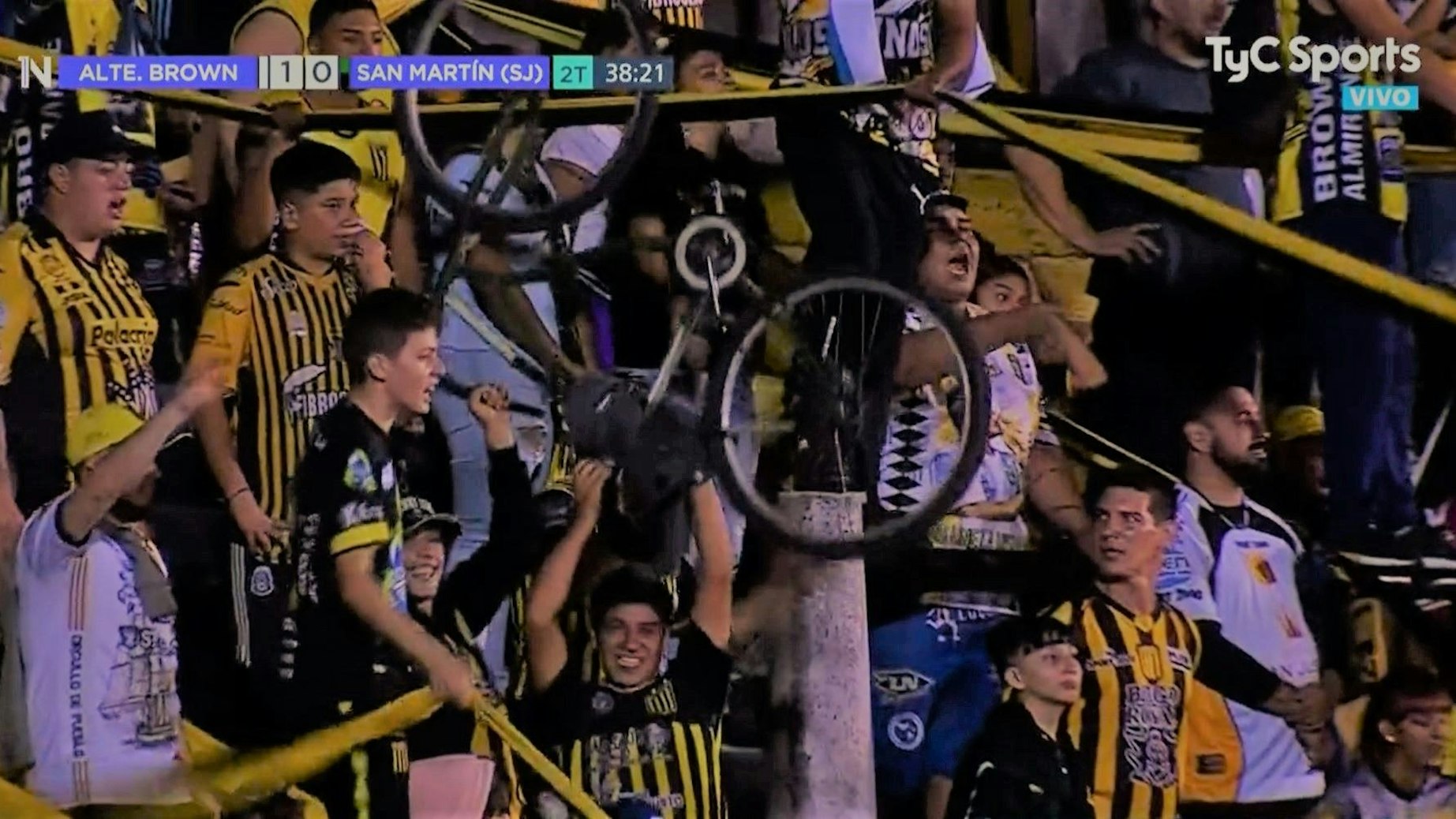 Fans des argentinischen Zweitligisten Almirante Brown recken auf der Fan-Tribüne im Heimspiel gegen San Martín ein Fahrrad in die Luft.