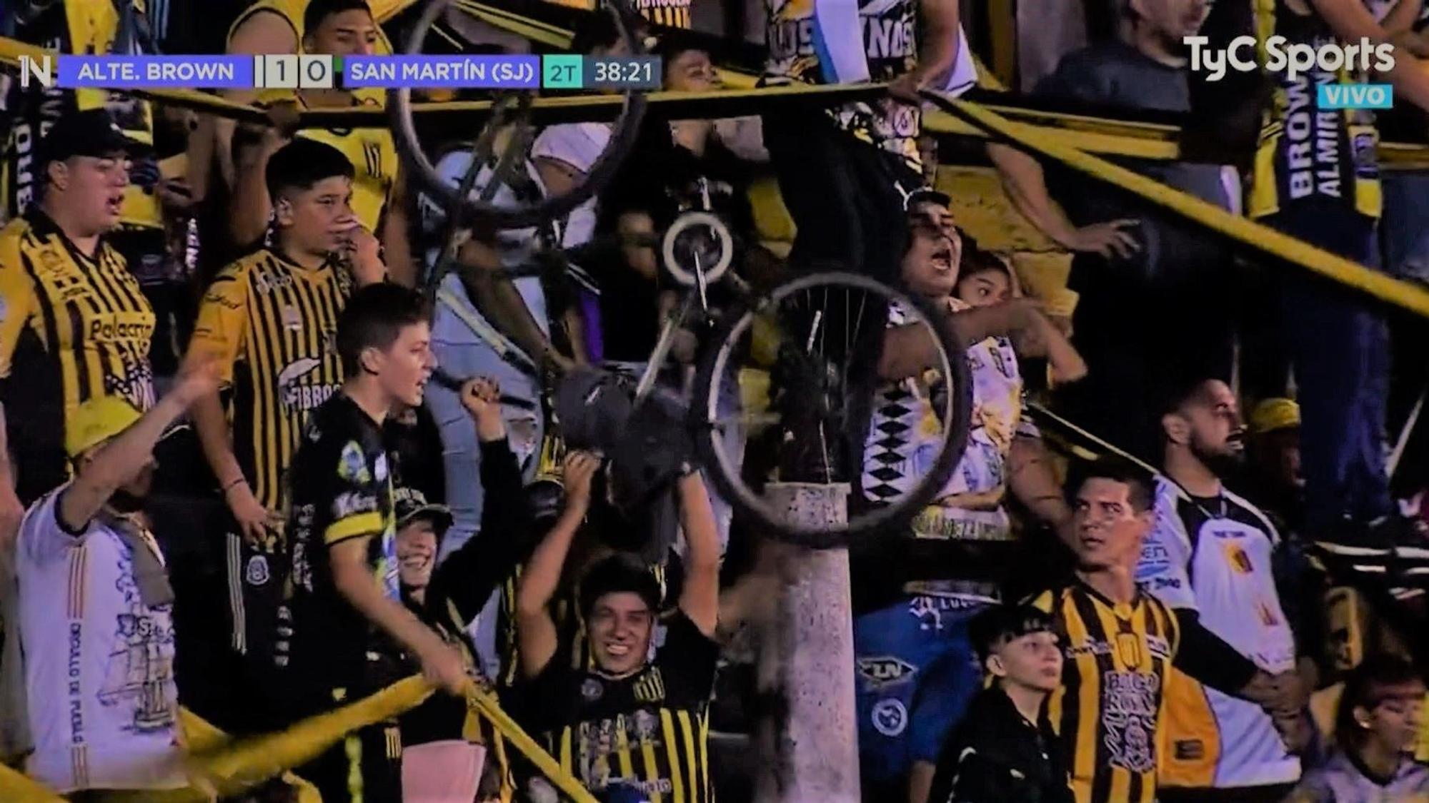 Fans des argentinischen Zweitligisten Almirante Brown recken auf der Fan-Tribüne im Heimspiel gegen San Martín ein Fahrrad in die Luft.