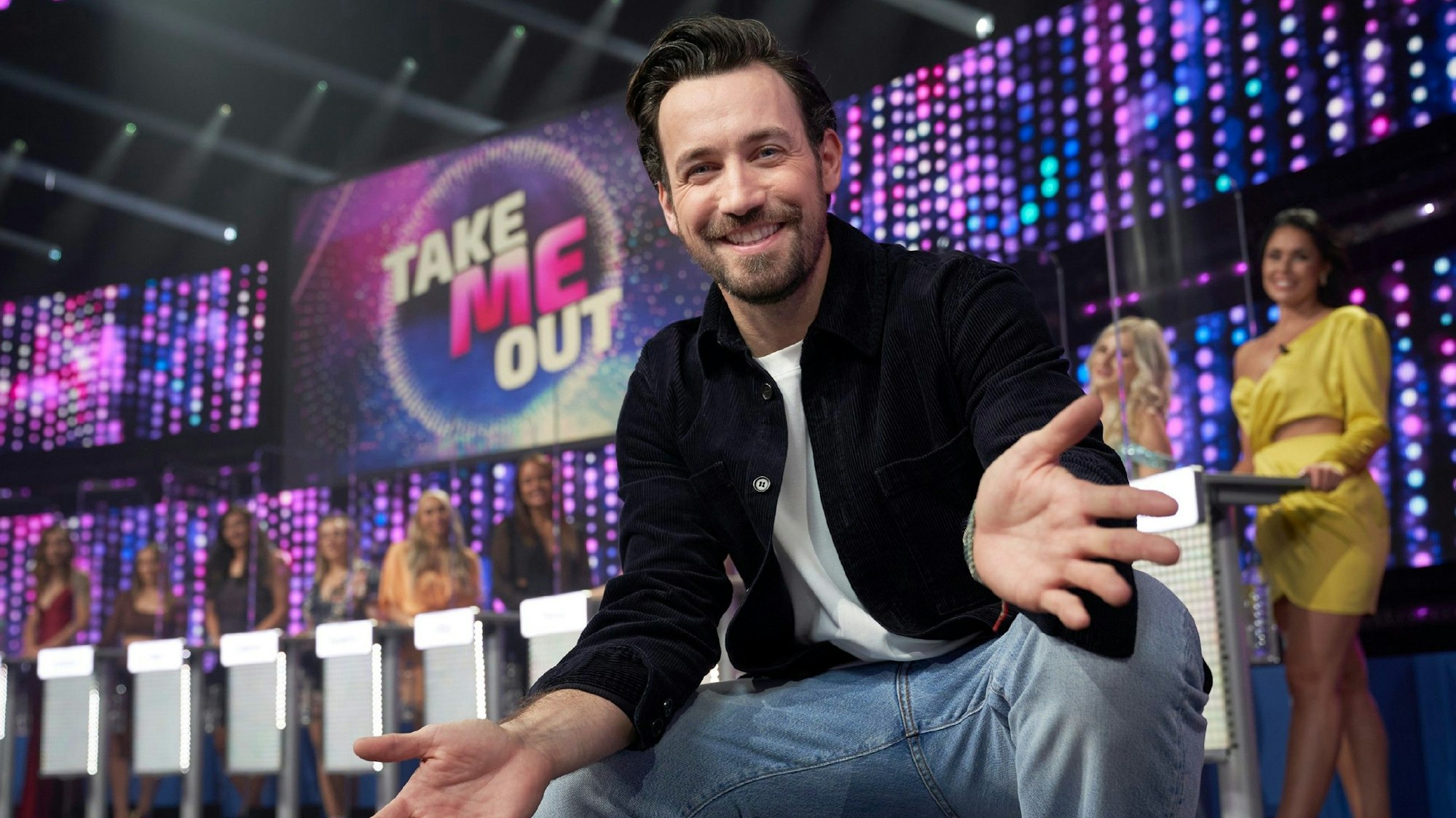 Moderator Jan Köppen präsentiert die 6. Staffel von „Take Me Out“. In der aktuellen Folge vom 26. März beichtet eine Kandidatin eine peinliche Date-Story.
