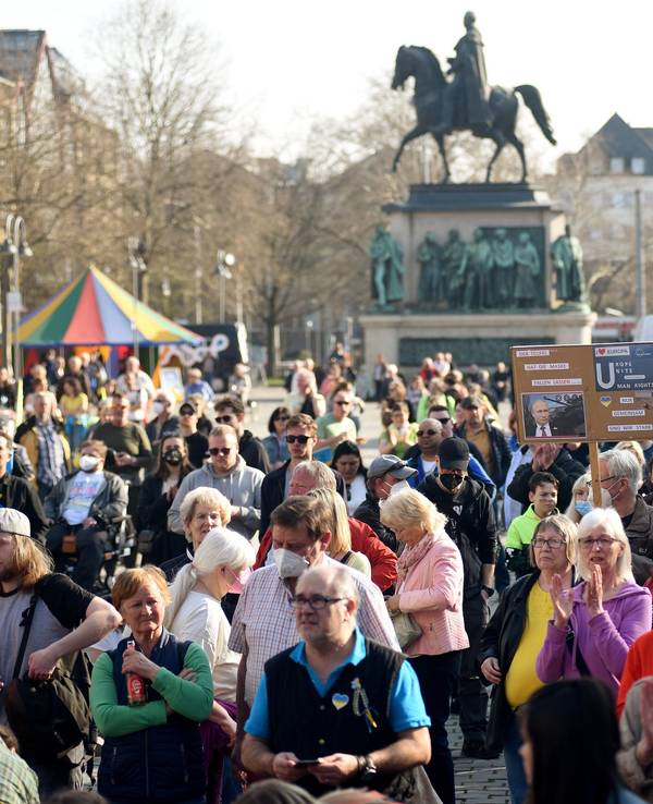 Peace-Please-Demo für den Frieden in der Ukraine, mit einem Benefizkonzert zugunsten der Kriegsopfer und Flüchtlinge auf dem Heumarkt.