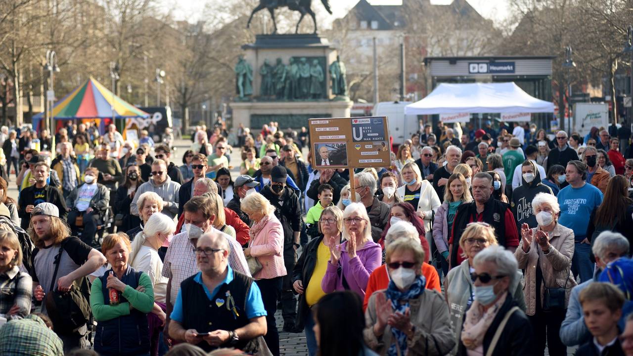 Peace-Please-Demo für den Frieden in der Ukraine, mit einem Benefizkonzert zugunsten der Kriegsopfer und Flüchtlinge auf dem Heumarkt.