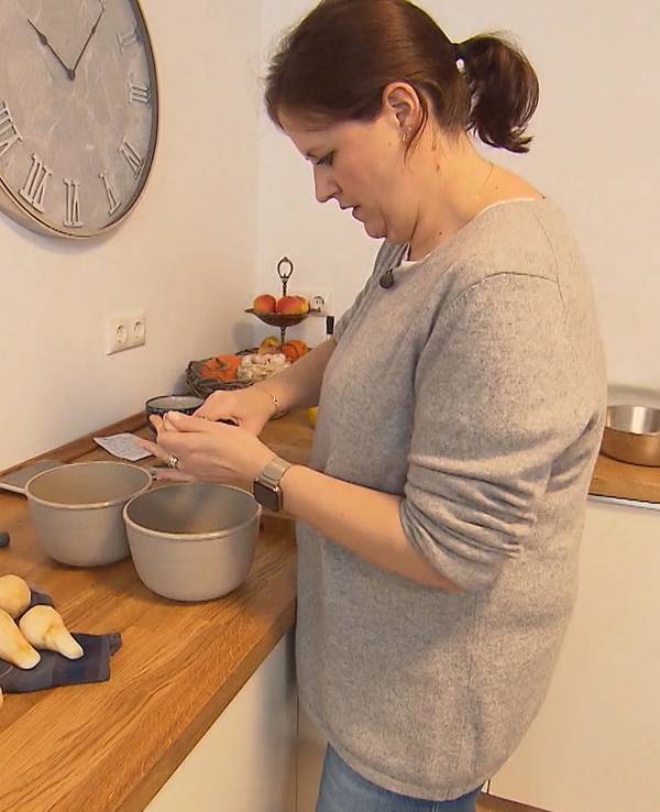 Die Das perfekte Dinner-Kandidatin Anne aus Mönchengladbach steht in ihrer Küche. (TV-Ausstrahlung bei VOX: 23. März 2022)