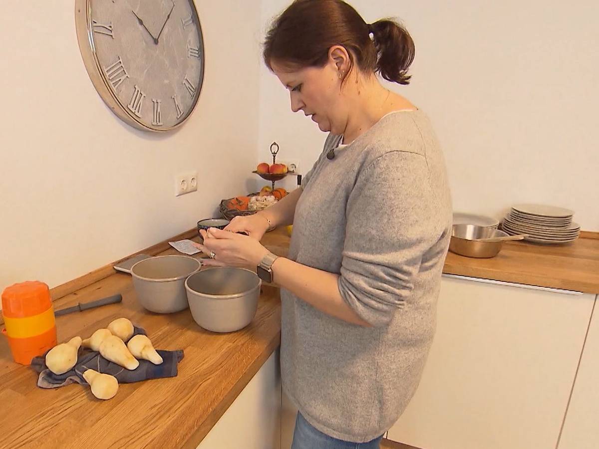 Die Das perfekte Dinner-Kandidatin Anne aus Mönchengladbach steht in ihrer Küche. (TV-Ausstrahlung bei VOX: 23. März 2022)