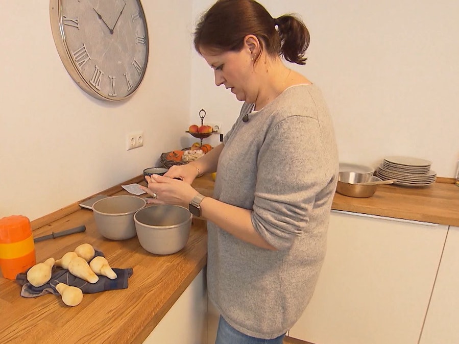 Die Das perfekte Dinner-Kandidatin Anne aus Mönchengladbach steht in ihrer Küche. (TV-Ausstrahlung bei VOX: 23. März 2022)