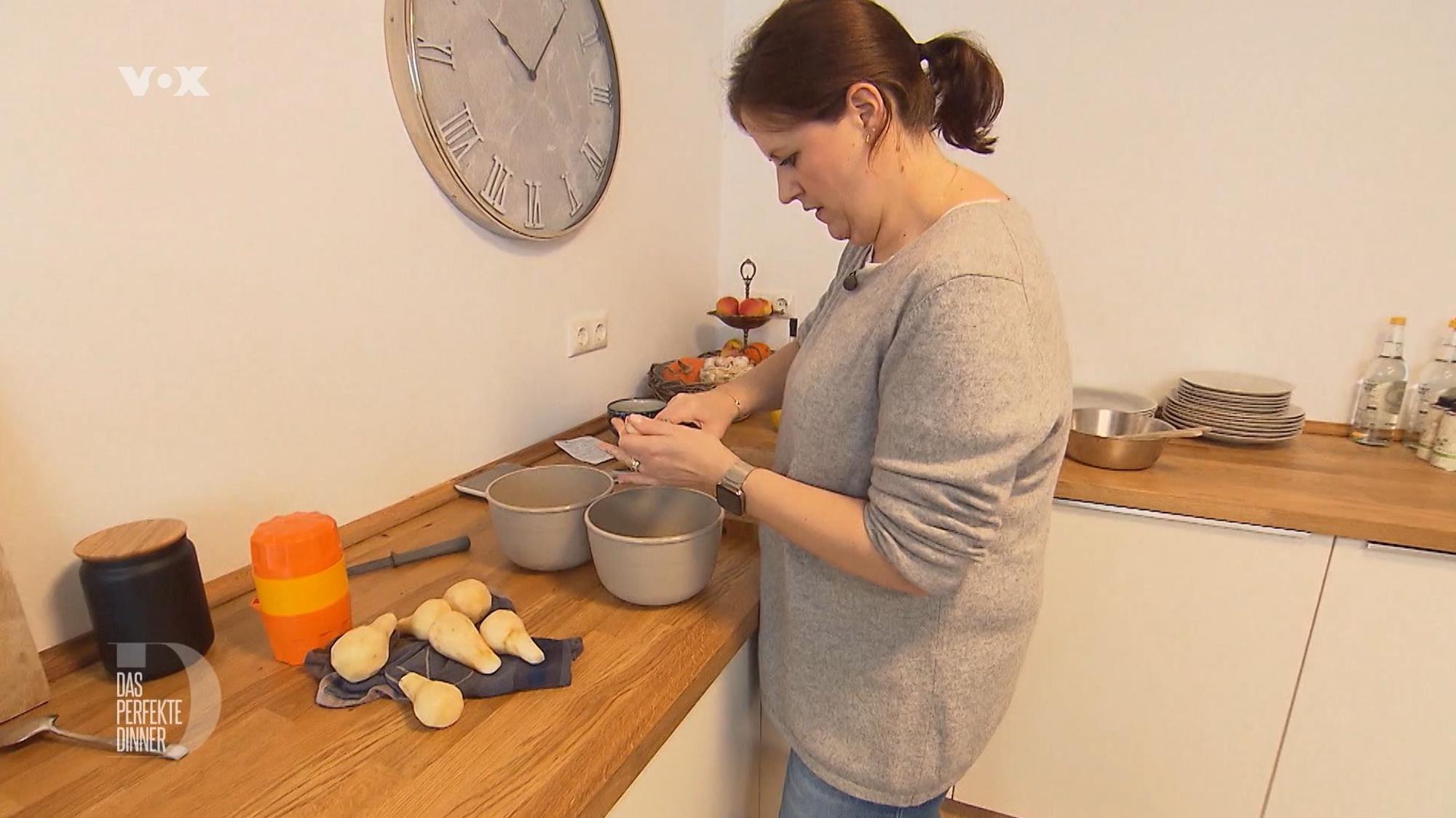 Die Das perfekte Dinner-Kandidatin Anne aus Mönchengladbach steht in ihrer Küche. (TV-Ausstrahlung bei VOX: 23. März 2022)