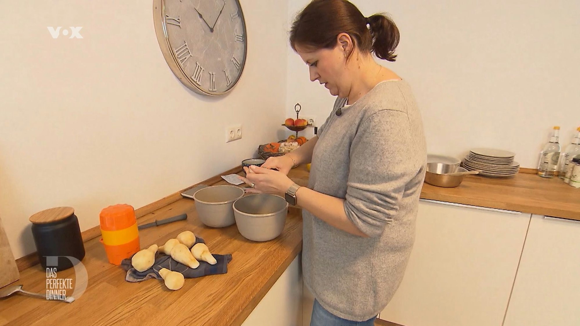 Die Das perfekte Dinner-Kandidatin Anne aus Mönchengladbach steht in ihrer Küche. (TV-Ausstrahlung bei VOX: 23. März 2022)
