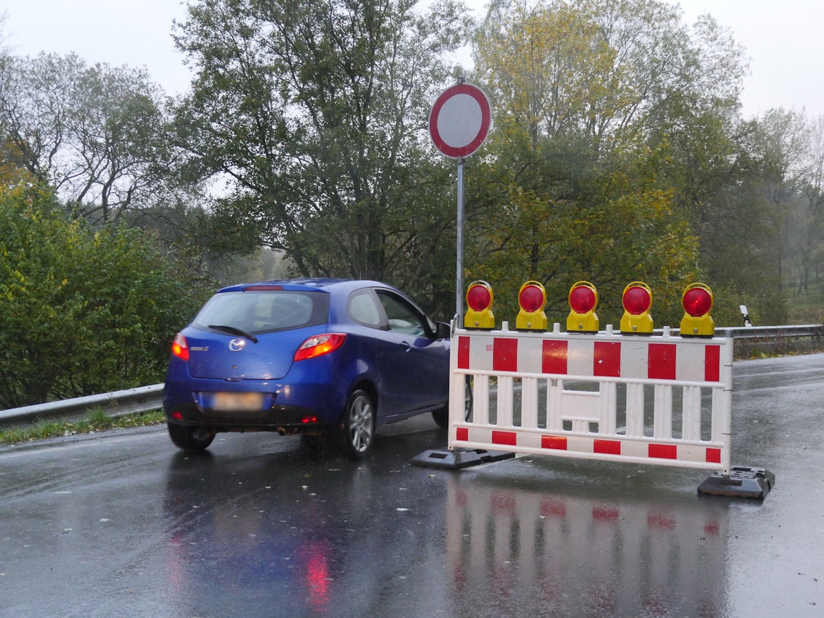 Die Brücke Merheimer Bruch in Köln-Merheim wird bis auf Weiteres für Kraftfahrzeuge über 3,5 Tonnen gesperrt. Hier ein undatiertes Symbolfoto einer Straßensperrung in Nordrhein-Westfalen.