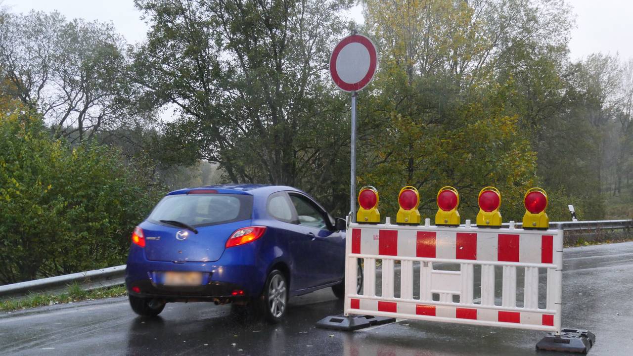 Die Brücke Merheimer Bruch in Köln-Merheim wird bis auf Weiteres für Kraftfahrzeuge über 3,5 Tonnen gesperrt. Hier ein undatiertes Symbolfoto einer Straßensperrung in Nordrhein-Westfalen.