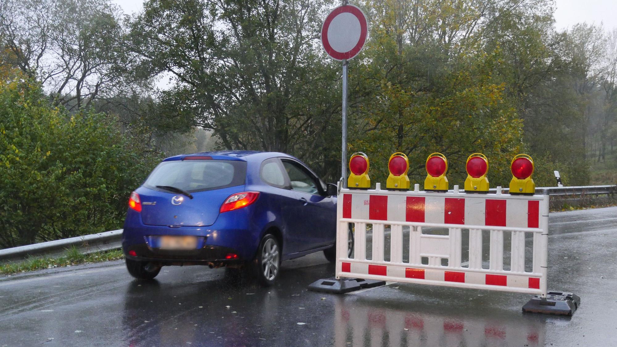 Die Brücke Merheimer Bruch in Köln-Merheim wird bis auf Weiteres für Kraftfahrzeuge über 3,5 Tonnen gesperrt. Hier ein undatiertes Symbolfoto einer Straßensperrung in Nordrhein-Westfalen.
