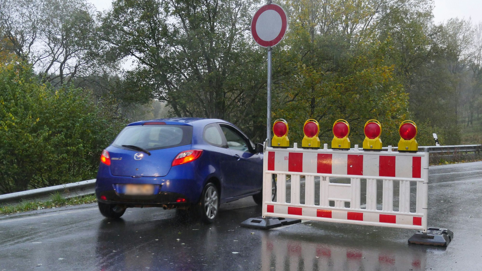 Die Brücke Merheimer Bruch in Köln-Merheim wird bis auf Weiteres für Kraftfahrzeuge über 3,5 Tonnen gesperrt. Hier ein undatiertes Symbolfoto einer Straßensperrung in Nordrhein-Westfalen.