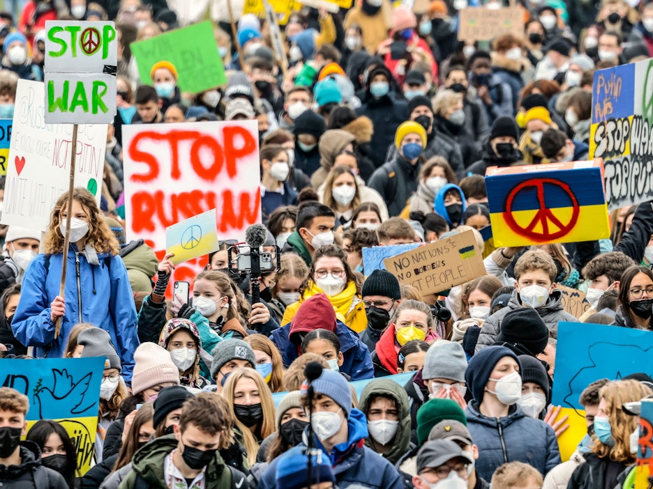 „Fridays for Future“ (FFF) hat den Auftritt einer Musikerin gekippt. Grund für die Absage war ihre Frisur. Das Symbolfoto zeigt eine FFF-Demo in Berlin am 3. März 2022.