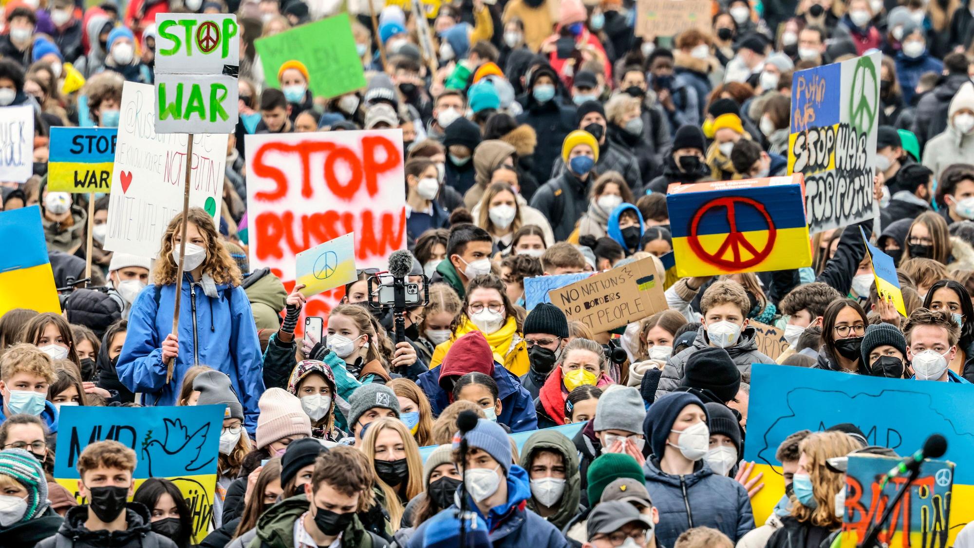 „Fridays for Future“ (FFF) hat den Auftritt einer Musikerin gekippt. Grund für die Absage war ihre Frisur. Das Symbolfoto zeigt eine FFF-Demo in Berlin am 3. März 2022.