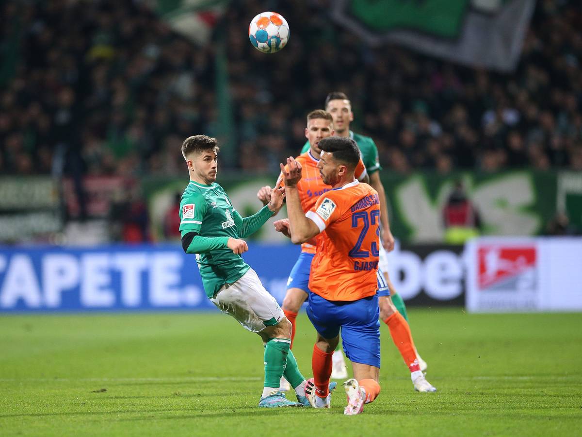 Zweikampf im Zweitliga-Topspiel zwischen Werder Bremen und Darmstadt 98