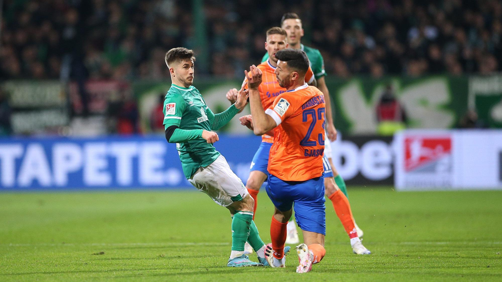 Zweikampf im Zweitliga-Topspiel zwischen Werder Bremen und Darmstadt 98