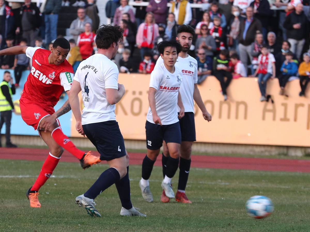 Testspiel SV Siegburg vs. 1.FC Köln, links: Damion Downs (1.FC Köln) mit dem Tor zum 4:0, 23.03.2022, Herbert Bucco