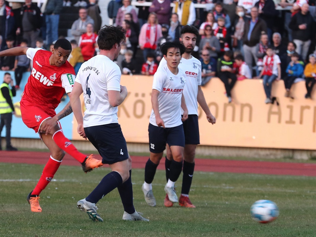 Testspiel SV Siegburg vs. 1.FC Köln, links:  Damion Downs (1.FC Köln) mit dem Tor zum 4:0, 23.03.2022, Herbert Bucco