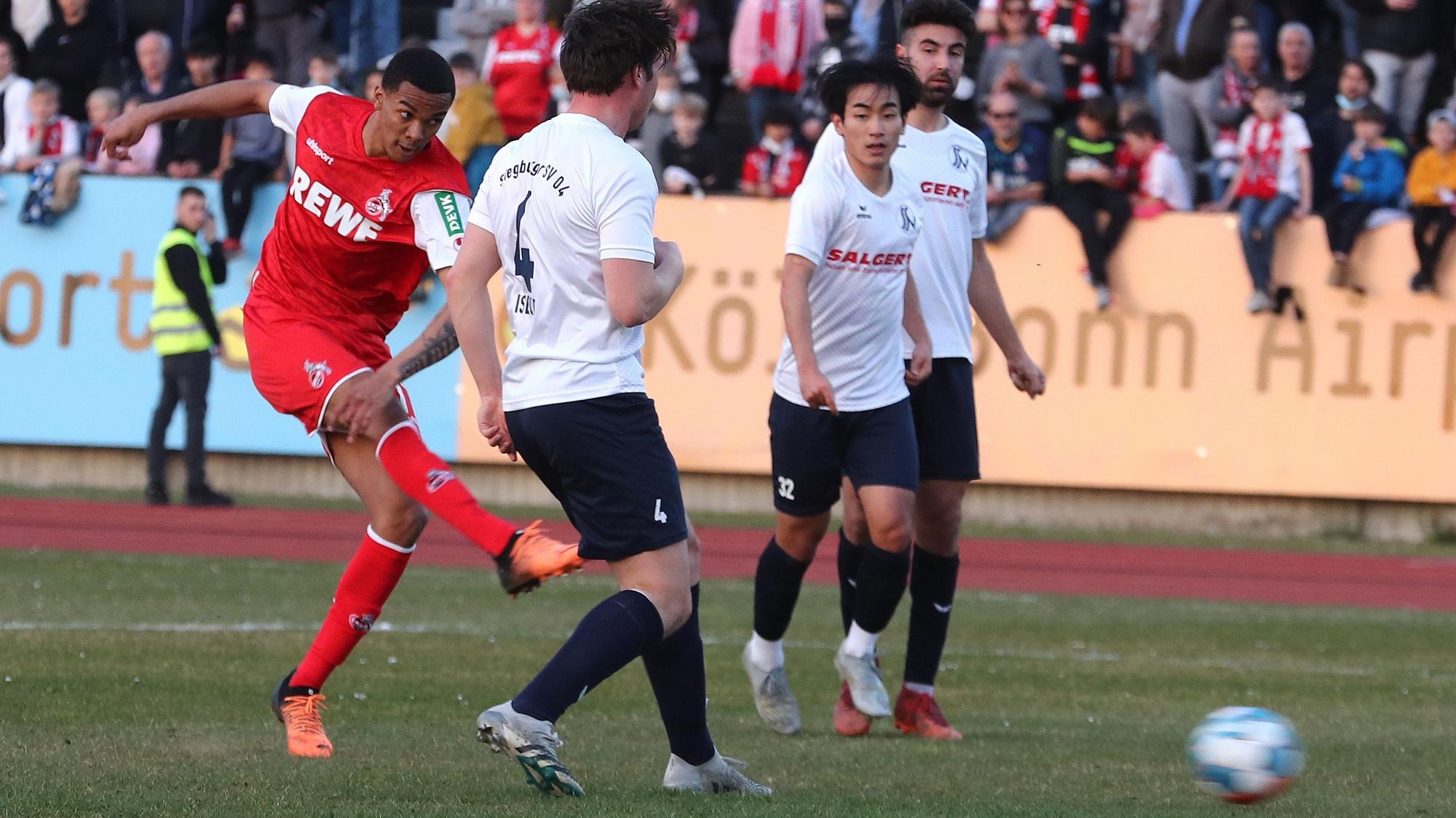 Testspiel SV Siegburg vs. 1.FC Köln, links: Damion Downs (1.FC Köln) mit dem Tor zum 4:0, 23.03.2022, Herbert Bucco
