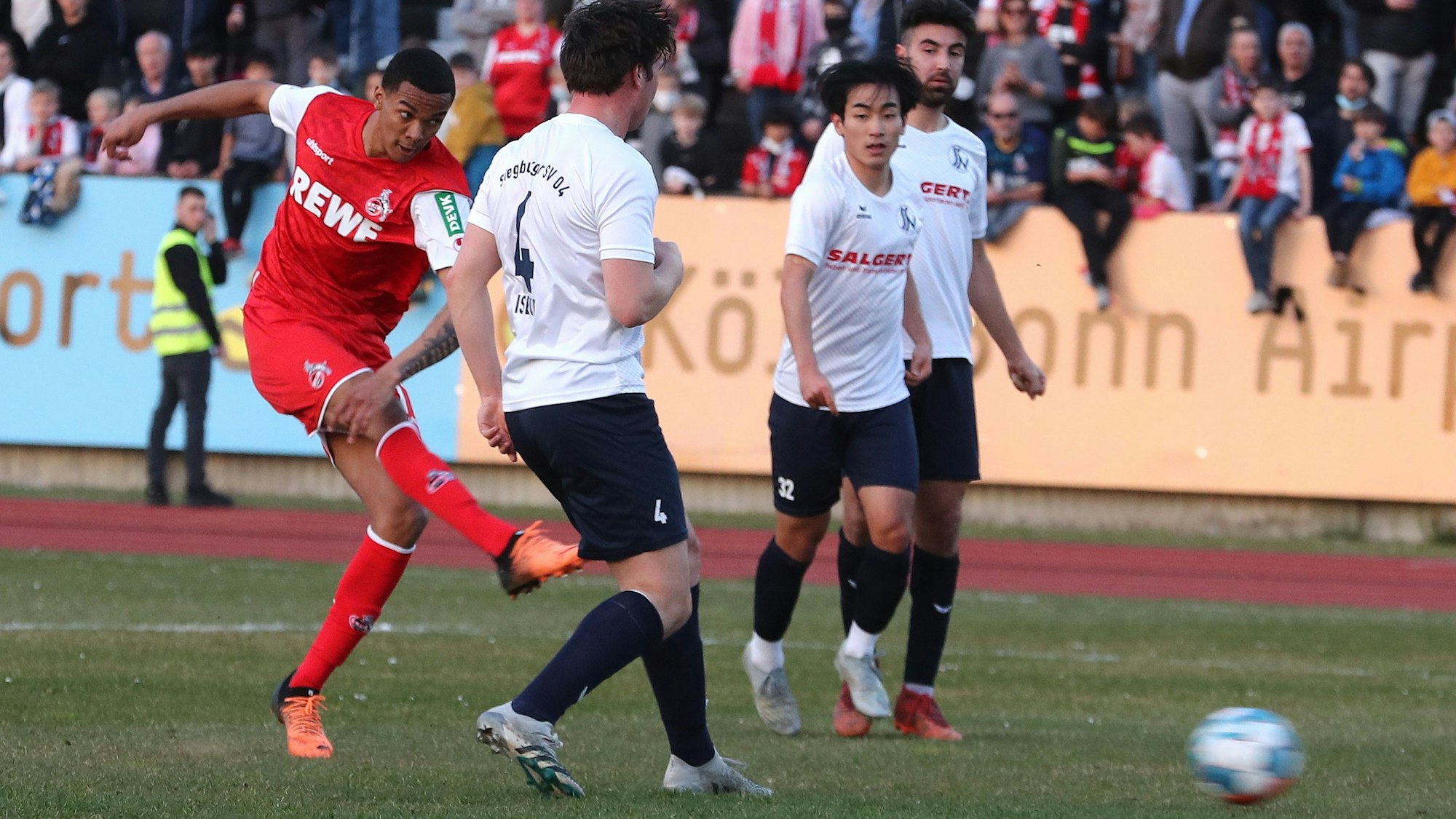 Testspiel SV Siegburg vs. 1.FC Köln, links:  Damion Downs (1.FC Köln) mit dem Tor zum 4:0, 23.03.2022, Herbert Bucco