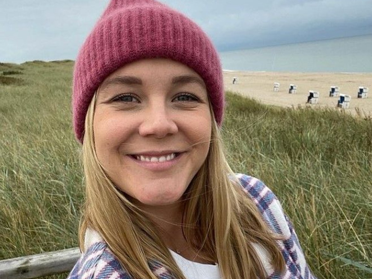 Alina Merkau, hier auf einem Instagram-Selfie im September 2021, steht am Strand.