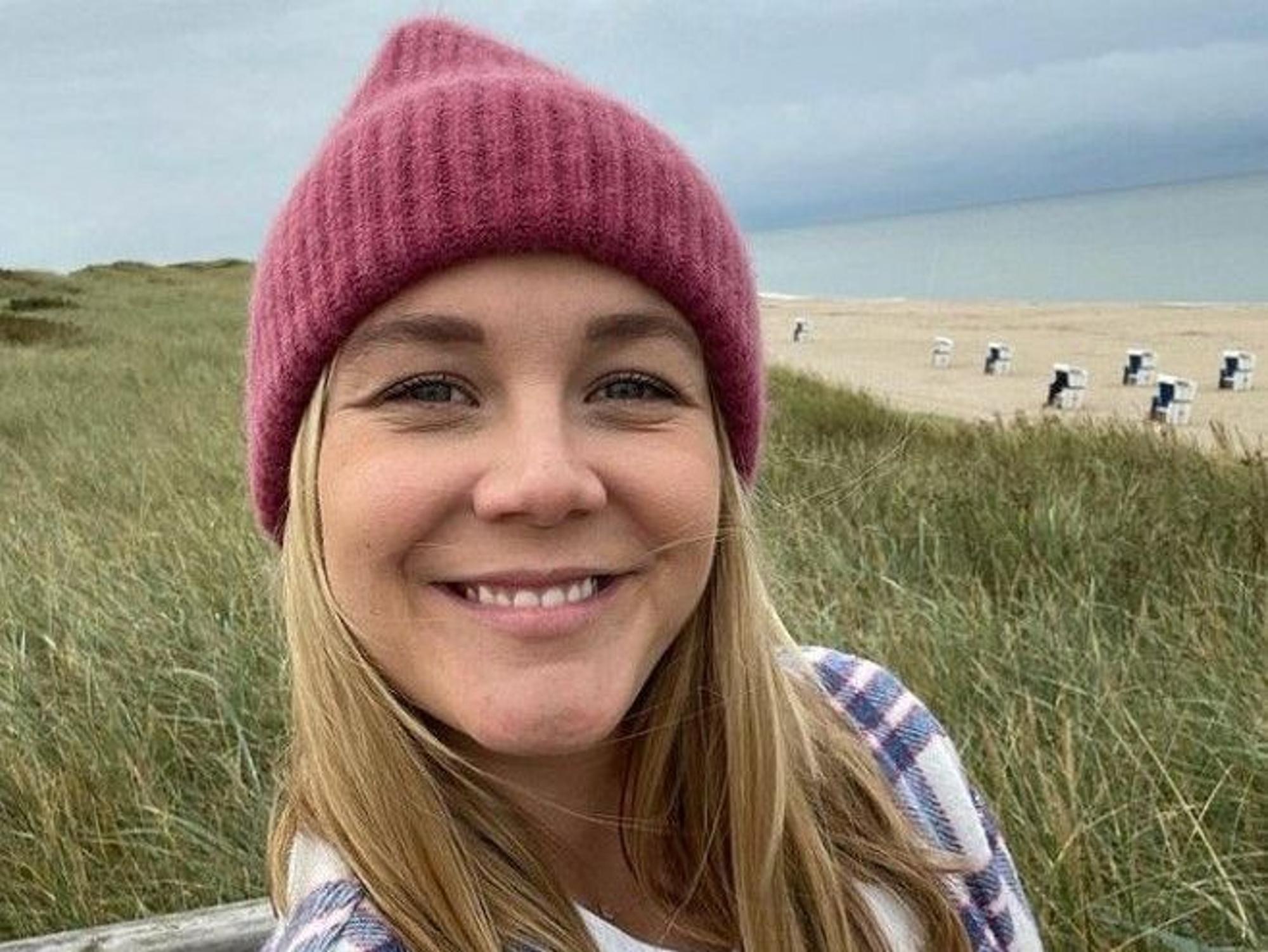 Alina Merkau, hier auf einem Instagram-Selfie im September 2021, steht am Strand.